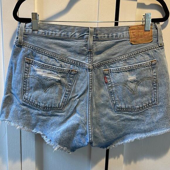 Women’s Levi’s 501 Light Washed Denim Cutoff Jean Shorts Size 32 - Picture 3 of 7